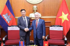 Chủ tịch Ủy ban Trung ương Mặt trận Tổ quốc Việt Nam Đỗ Văn Chiến tiếp ông Nhem Valy, Phó Chủ tịch Thường trực kiêm Tổng Thư ký Hội đồng Quốc gia Mặt trận Đoàn kết Phát triển Tổ quốc Campuchia. (Ảnh: Minh Đức/TTXVN)