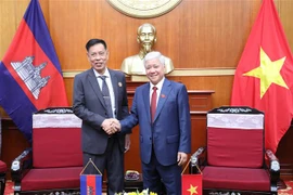 Chủ tịch Ủy ban Trung ương Mặt trận Tổ quốc Việt Nam Đỗ Văn Chiến tiếp ông Nhem Valy, Phó Chủ tịch Thường trực kiêm Tổng Thư ký Hội đồng Quốc gia Mặt trận Đoàn kết Phát triển Tổ quốc Campuchia. (Ảnh: Minh Đức/TTXVN)