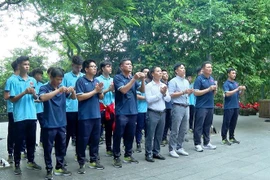 Ban huấn luyện và các cầu thủ U17 Việt Nam dâng hương, hoa tri ân công đức Vua Hùng tại Đền Thượng. (Ảnh: Trung Kiên/TTXVN)