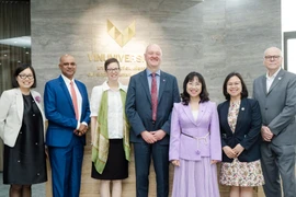 Giáo sư Max Pfeffer (ngoài cùng bên phải) trong chuyến viếng thăm VinUni vào tháng 4/2023 nhân kỷ niệm hợp tác chiến lược 5 năm Cornell-VinUni. (Nguồn: VinUni)