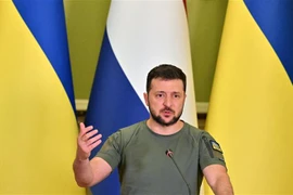 Tổng thống Ukraine Volodymyr Zelensky phát biểu tại một cuộc họp báo ở Kiev. (Ảnh: AFP/TTXVN)