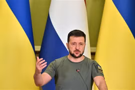 Tổng thống Ukraine Volodymyr Zelensky phát biểu tại một cuộc họp báo ở Kiev. (Ảnh: AFP/TTXVN)