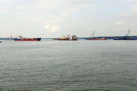 Các phương tiện thi công dự án nâng cấp tuyến luồng Cái Mép-Thị Vải. (Ảnh: Đoàn Mạnh Dương/TTXVN)