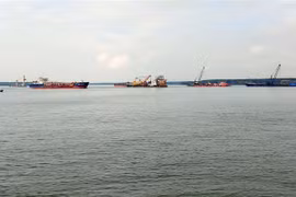 Các phương tiện thi công dự án nâng cấp tuyến luồng Cái Mép-Thị Vải. (Ảnh: Đoàn Mạnh Dương/TTXVN)