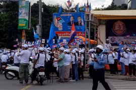 Người dân ủng hộ các đảng trong cuộc bầu cử xã phường 2022 trên một số tuyến đường chính của thủ đô Phnom Penh. (Ảnh: Trần Ngọc Long/TTXVN)
