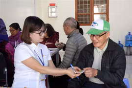 Chi trả lương hưu, trợ cấp xã hội qua thẻ chi trả điện tử cho người hưởng. (Ảnh: Diệp Anh/TTXVN)