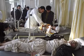 Điều trị cho các nạn nhân tại một bệnh viện sau một vụ đánh bom ở Afghanistan. (Ảnh: AFP/TTXVN)