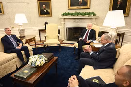 Tổng thống Mỹ Joe Biden (thứ 3, phải) trong cuộc họp với lãnh đạo lưỡng đảng tại Quốc hội về trần nợ công, ở Washington, DC ngày 9/5. (Ảnh: AFP/TTXVN)