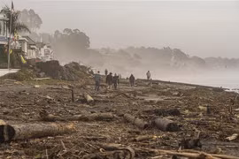 Cảnh đổ nát sau cơn bão và lốc xoáy tại Aptos, California, Mỹ, ngày 12/1. (Ảnh: AFP/TTXVN)