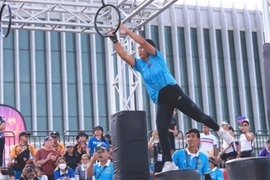 Nữ vận động viên Campuchia bước vào phần thi vượt chướng ngại vật. (Ảnh: AKP/TTXVN)