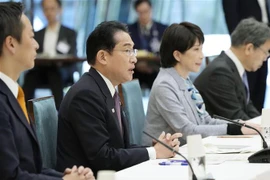 Thủ tướng Nhật Bản Fumio Kishida (thứ 2, trái) phát biểu tại cuộc họp của Hội nghị chiến lược thảo luận về các chính sách ứng phó với Trí tuệ nhân tạo (AI) tạo sinh, ở Tokyo. (Ảnh: Kyodo/TTXVN)