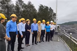 Phó Chủ tịch nước Võ Thị Ánh Xuân cùng đoàn công tác thăm khu vực moong khai thác than tại mỏ Than Đèo Nai, thành phố Cẩm Phả (Quảng Ninh). (Ảnh: Thanh Vân/TTXVN)