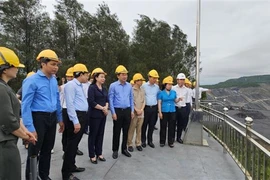 Phó Chủ tịch nước Võ Thị Ánh Xuân cùng đoàn công tác thăm khu vực moong khai thác than tại mỏ Than Đèo Nai, thành phố Cẩm Phả (Quảng Ninh). (Ảnh: Thanh Vân/TTXVN)