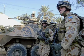 Binh sỹ Australia gác tại lối vào Đại sứ quán Australia ở thủ đô Baghdad, Iraq. (Ảnh: AFP/TTXVN)