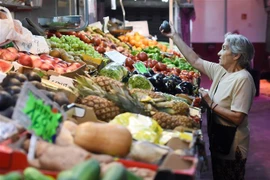 Người dân mua sắm tại một chợ ở Madrid, Tây Ban Nha. (Ảnh: THX/TTXVN)