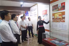 Các đại biểu tham quan triển lãm. (Ảnh: Quân Trang/TTXVN)