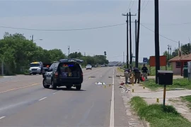 Hiện trường vụ lao xe vào đám đông tại Brownsville, Texas, Mỹ. (Ảnh: AFP/TTXVN)