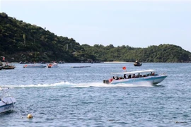 Canô cao tốc tấp nập đưa khách ra, vào đảo Cù lao Chàm. (Ảnh: Trần Tĩnh/TTXVN)