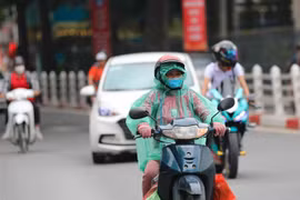 Các chuyên gia khí tượng cảnh báo mưa dông kèm theo các hiện tượng lốc, sét, mưa đá và gió giật mạnh. (Ảnh: Thanh Tùng/TTXVN)