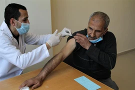 Nhân viên y tế tiêm vaccine ngừa COVID-19 cho người dân Palestine tại Dải Gaza. (Ảnh: THX/TTXVN)