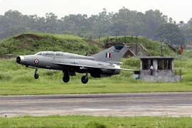 Máy bay chiến đấu MiG-21 của Không quân Ấn Độ hạ cánh tại căn cứ ở thành phố Ambala. (Ảnh: AFP/TTXVN)