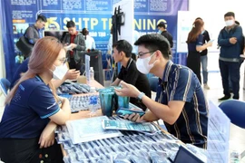 Đông đảo người lao động tìm kiếm việc làm tại Ngày hội việc làm Khu công nghệ cao - SHTP lần 1 năm 2023. (Ảnh: Thanh Vũ/TTXVN)