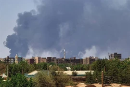 Khói bốc lên từ các tòa nhà ở Khartoum khi xung đột nổ ra giữa quân đội Sudan và Lực lượng phản ứng nhanh (RSF). (Ảnh: AFP/TTXVN)