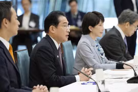 Thủ tướng Nhật Bản Fumio Kishida (thứ 2, trái) phát biểu tại cuộc họp của Hội nghị chiến lược thảo luận về các chính sách ứng phó với Trí tuệ nhân tạo (AI) tạo sinh, ở Tokyo. (Ảnh: Kyodo/TTXVN)