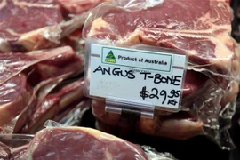 Thịt bò được bày bán tại một cửa hàng ở Yarraville, ngoại ô Melbourne, Australia. (Ảnh: AFP/TTXVN)