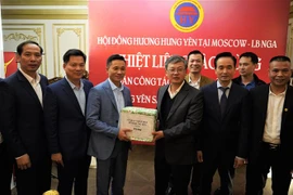 Đoàn công tác tỉnh Hưng Yên tặng quà cho Ban chấp hành Hội đồng hương Hưng Yên. (Ảnh: Duy Trinh/TTXVN)