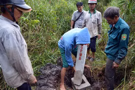 Cắm mốc giải phóng mặt bằng dự án Vành đai 3. (Ảnh: Tiến Lực/TTXVN)