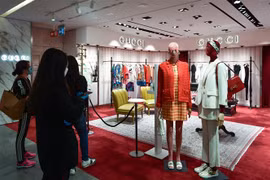 Cửa hàng của hãng thời trang xa xỉ Gucci tại thành phố Milan, Italy. (Ảnh: AFP/TTXVN)