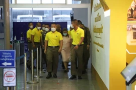 Lực lượng an ninh dẫn giải nghi phạm giết người hàng loạt Sararat Rangsiwuthaporn. (Nguồn: Bangkok Post)