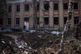 Nhiều tòa nhà bị hư hại sau các cuộc xung đột tại Kramatorsk, Ukraine. (Ảnh: AFP/TTXVN)