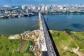 Sáng 30/5, tại Hà Nội, dự án cầu Vĩnh Tuy giai đoạn 2 (Vĩnh Tuy 2) đã chính thức hợp long đoạn cầu chính vượt sông Hồng, chuyển sang giai đoạn “nước rút” để chuẩn bị thông xe vào đầu tháng 9/2023. (Ảnh: Trung Nguyên/TTXVN)
