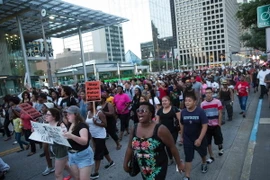 Người dân Mỹ biểu tình phản đối vụ cảnh sát bắn chết người da màu, tại Dallas ngày 7/7. (Nguồn: AFP/TTXVN)