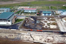 Trung tâm hội nghị văn hóa, Sân vận động, Công viên thể thao văn hóa… trước nguy cơ bị vùi lấp do sạt lở. (Ảnh: Chu Quốc Hùng/TTXVN)