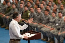 Tổng thống Colombia Juan Manuel Santos (trái) trong cuộc gặp với các binh sỹ không quân Colombia tại Melgar, Tolima ngày 27/6. (Nguồn: THX/TTXVN)