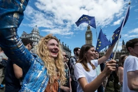 Những người biểu tình giương cao cờ của Liên minh châu Âu trong cuộc tuần hành tại London. (Nguồn: AFP/TTXVN)