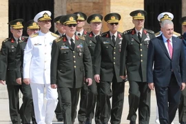 Thủ tướng Thổ Nhĩ Kỳ Binali Yildirim (phải, phía trước) và Tổng Tư lệnh lực lượng vũ trang Hulusi Akar (trái, phía trước) cùng các thành viên YAS trước phiên họp ở Ankara ngày 28/7. (Nguồn: AFP/TTXVN)