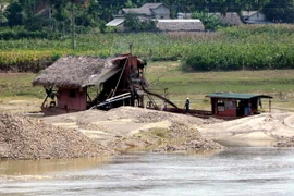 Tàu khai thác sỏi trên sông Hồng tại Yên Bái. (Ảnh: Đức Tưởng/TTXVN)