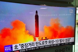 Bản tin về vụ phóng thử tên lửa tầm trung Musudan của Triều Tiên được phát tại nhà ga ở thủ đô Seoul, Hàn Quốc ngày 23/6. (Nguồn: AFP/TTXVN)