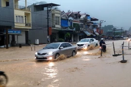 Nhiều tuyến giao thông trên địa bàn thành phố Cẩm Phả bị ngập lụt cục bộ làm ách tắc giao thông. (Ảnh: Văn Đức/TTXVN)