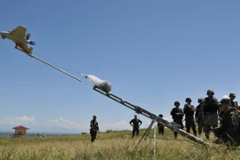 Binh sỹ Nga phóng thiết bị không người lái "Eleron 3" trong một cuộc tập trận. (Nguồn: AFP/TTXVN)