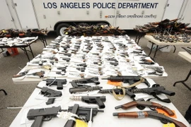 Trưng bày hơn 1.600 khẩu súng các loại được giao nộp tự nguyện trong năm giờ tại trụ sở cảnh sát ở Los Angeles trong chương trình đổi súng đạn lấy phiếu mua hàng. (Nguồn: AFP/TTXVN)