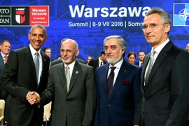 Tổng thống Mỹ Barack Obama, Tổng thống Afghanistan Ashraf Ghani, Nhà điều hành cấp cao Afghanistan Abdullah Abdullah và Tổng thư ký NATO Jens Stoltenberg tại Hội nghị thượng đỉnh NATO ở Warsaw, Ba Lan ngày 9/7. (Nguồn: AFP/TTXVN)