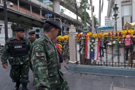 Binh sĩ Thái Lan tuần tra tại một khu đền ở thủ đô Bangkok ngày 23/8. (Nguồn: AFP/TTXVN)