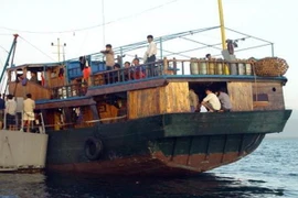 Các ngư dân nước ngoài bị hải quân Philippines ngăn chặn ngoài bãi cạn Scarborough. (Nguồn: AFP/TTXVN)