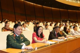 Các đại biểu Quốc hội biểu quyết thông qua Nghị quyết phê chuẩn đề nghị của Chủ tịch nước về danh sách các Phó Chủ tịch và các Ủy viên Hội đồng quốc phòng và an ninh. (Ảnh: Trọng Đức/TTXVN)