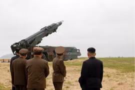 Nhà lãnh đạo Triều Tiên Kim Jong-un (phải) quan sát vụ thử tên lửa đạn đạo chiến lược đất đối đất tầm trung Hwasong-10. (Nguồn: Yonhap/TTXVN)